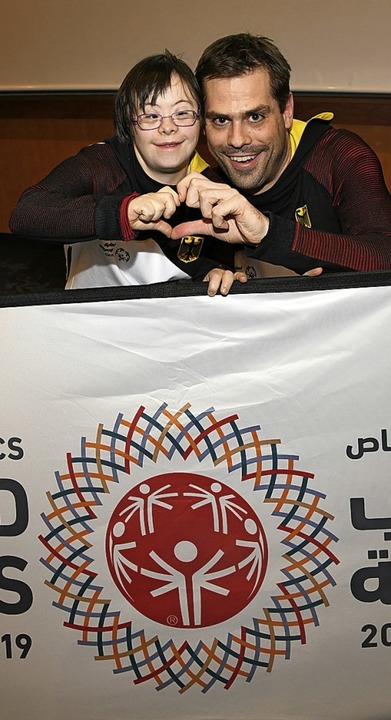 Hannes Maier aus Achern gehört bei den Special Olympics in Abu Dhabi zum Team Kommunikation. Hier ist er auf einem Foto mit der Sportlerin Valentina Beck zu sehen. Foto: SPO